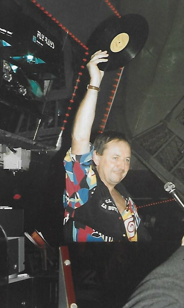 Alan Davis aux platines DJ de La Butte