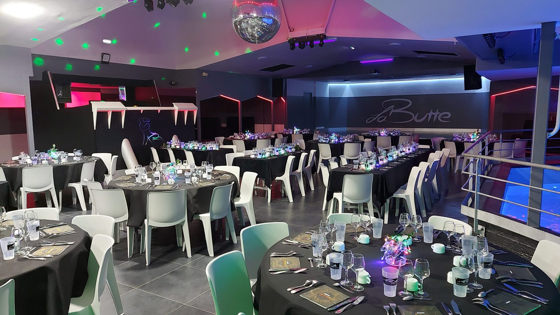 salle-la-butte-coloree-deux